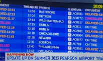 加拿大机场官员自称准点率提高 身后航班信息屏显示大量延误...