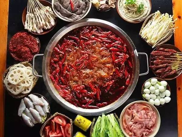 成都的火锅注重麻辣鲜香,多用猪油或牛油做底料,辅以大量花椒和麻椒