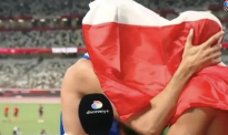 【英国那些事儿】意大利连夺两金，帅哥运动员头盖国旗热情拥吻！网友：极致浪漫！